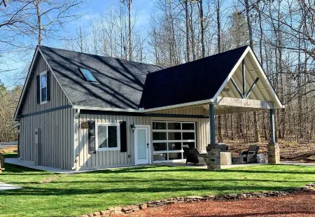 LUXURY Barn Chalet.  2 bedrooms, firepit, BBQ, loft, trails, ponds, park