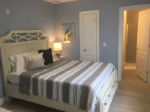 3BR Nautical Apt - Off Bellevue