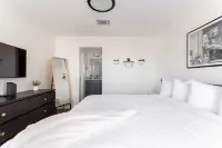 1-bedroom condo just a mile from Broadway