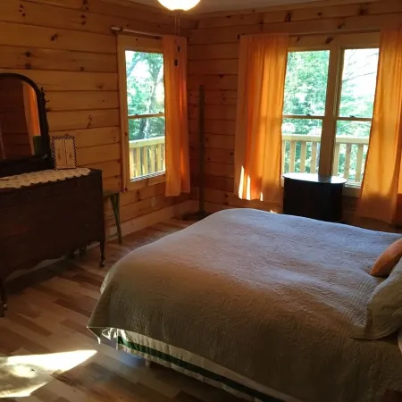 Lovely Log Cabin-15 Min to Asheville! 20 Min to Biltmore! Local breweries abound
