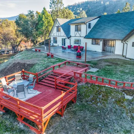 New!! Majestic Views, Pool, Sleeps 20+, 2 Mstr BR, close DT Yosemite, Bass Lake