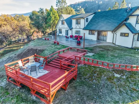 New!! Majestic Views, Pool, Sleeps 20+, 2 Mstr BR, close DT Yosemite, Bass Lake