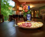 HotTub! FirePit, Private 2.5 acre Pond, 2 Kayaks! GameRoom! Slps12+