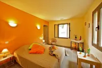 Spacieuse et Confortable Villa Avec Piscine Privée à 10mn à Pied du Centre Ville Hotels in Sarlat-la-Caneda