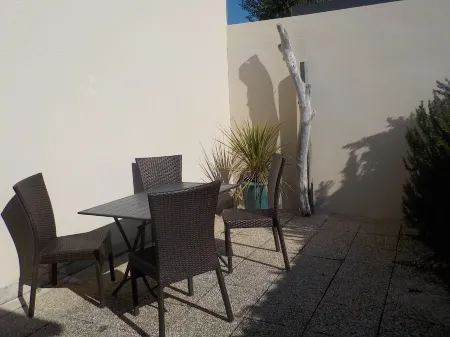 Charming T2 house in a quiet condominium near the beaches.