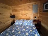 Cozy 1 bedroom cabin a few steps from Gardner Lake
