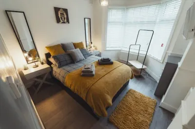 One bedroom flat in Harrow. Hotels near The Weald Stone