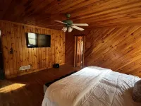 Clean & Cozy Cabin in the Woods
