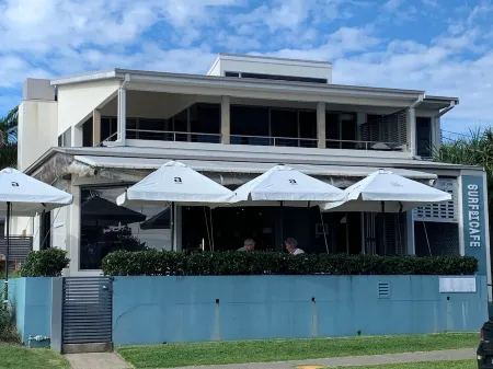 Coastal Luxe self contained studio located meters from Emerald Beach Отели в г. Эмералд Бич