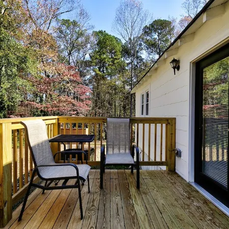 Charming Country Cottage Retreat -  Walking distance to Downtown