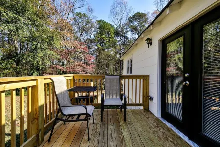Charming Country Cottage Retreat -  Walking distance to Downtown