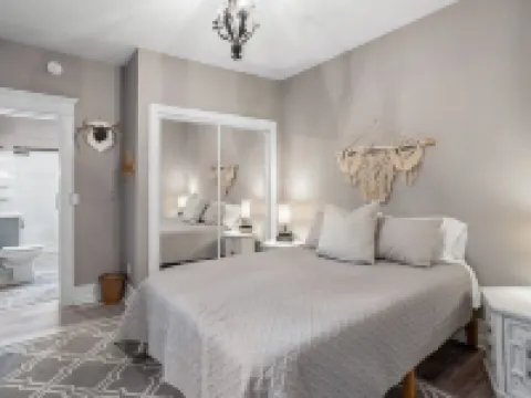 ♥ Cozy historic 3BR w/ bridge view! Sleeps 7 ♥ Hotels in Appleton