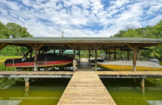 Lake Anna Retreat: 4Br 2BA ~ Game Room ~ Sleeps 8 ~ Fire Pit & Boat Access