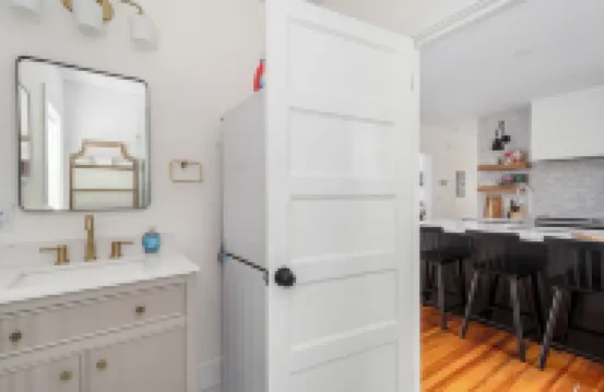 Urban Retreat: Bright, Stylish Top-Floor Apartment Near Universities & Dining