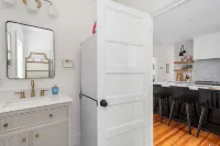 Urban Retreat: Bright, Stylish Top-Floor Apartment Near Universities & Dining