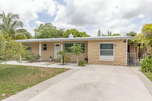 Tropical Vibes! Spacious 3BD/2BA, BBQ, Parking & more -10 min to Best Locations Hotels in Royal Palm Estates
