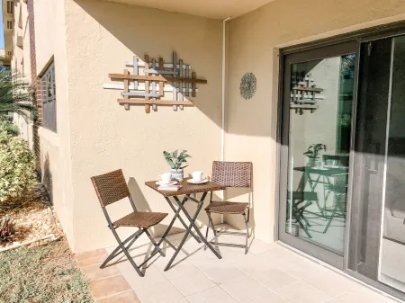 Ocean Front Condo, Steps to the beach,  2 bed/2 bath-Private beach & pool Отели в г. Ормонд-Бай-Те-Си