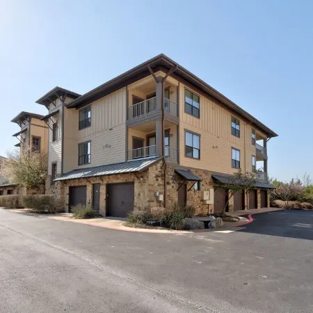 Beautifully REMODELED villa in the hollows/lake Travis/ quartz countertops, etc