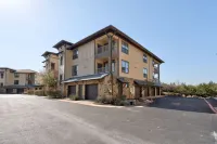 Beautifully REMODELED villa in the hollows/lake Travis/ quartz countertops, etc
