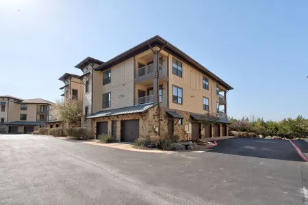 Beautifully REMODELED villa in the hollows/lake Travis/ quartz countertops, etc