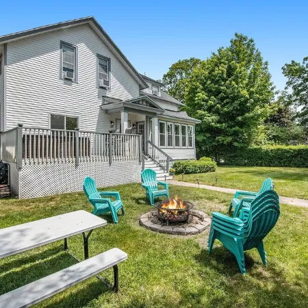 A block from the beach! Sleeps 20! Hot Tub, Game Room!