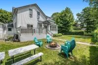 A block from the beach! Sleeps 20! Hot Tub, Game Room! Hotels near Stearns Park
