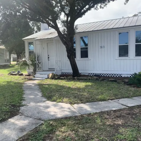 Pet Friendly Getaway 3 Blocks to Old City-Unit B