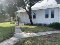Pet Friendly Getaway 3 Blocks to Old City-Unit B - Bungalows