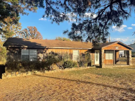 Cozy 3-bedroom house in peaceful Mena with WiFi, AC Отели в г. Акорн Тауншип