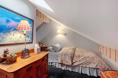 Quaint 2 Bedroom Condo with Loft in Southern Vermont Min. from Hiking and Golf Отели в г. West Dover