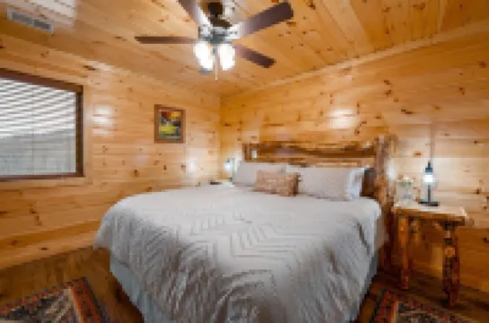 Stunning Views,Hot Tub, Game Room,Zero Stair Entry