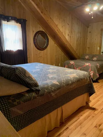 RIVERFRONT 2 STORY, 4 BR, 2 Bath, Washer/Dryer, HOT TUB, Pet Friendly Отели в г. Рэндольф