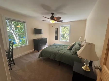 New Colonial One Mile from Camden Harbor Отели в г. Кэмден