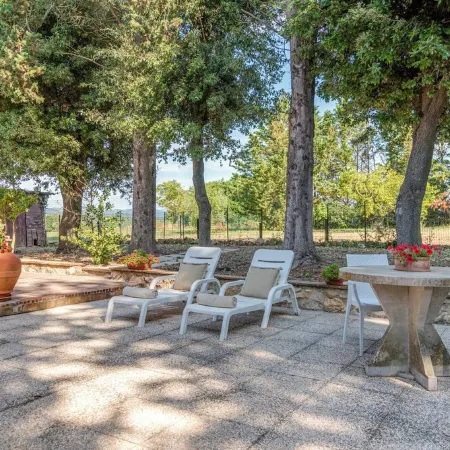 Independent villa with swimming pool and garden immersed in the Tuscan hills