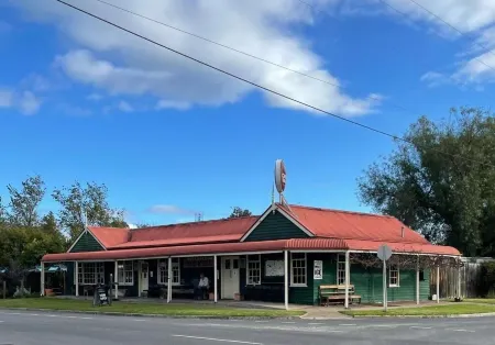 Old Maffra Cottage - 100yr old Cottage With Loads of Characture and Charm!