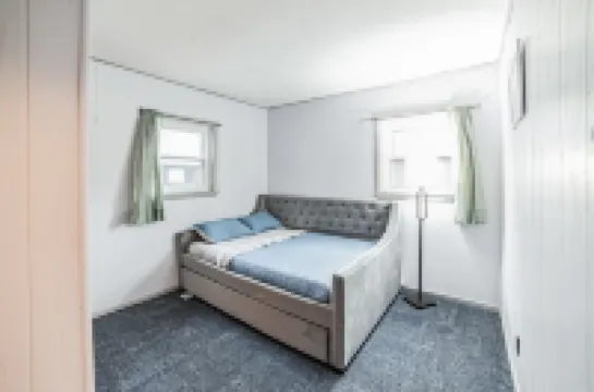 Charming Cottage w/ Lake Access and private Fire Pit