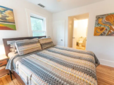 Vintage Space! 60 Seconds from Downtown Lee Summit Hotels in Lee's Summit