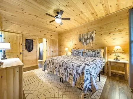 Moondance Cabin at Red River Gorge - Hot Tub