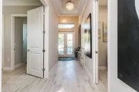 Naples Park Charm by Vanderbilt Beach w/Heated Pool - Special Offer, Book Now!