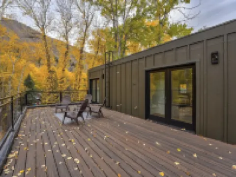 Red Elephant Resort next to the Big Wood River - When Only the Best Will do. Hotels in Hailey