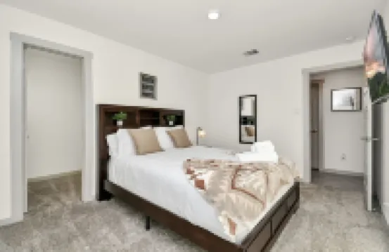 Exquisite 3 bedroom house located in a very quiet area of Katy .