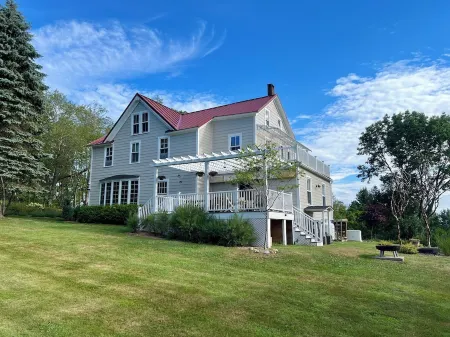 Fabulous cozy farmhouse on a Hudson Valley mountaintop Отели в г. Ваварзинг