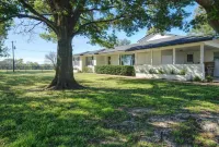 Gorgeous remodeled farmhouse 8 miles from Canton market.