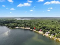 Beachside Cottage on Sapphire Lake Hotels in Lake Township