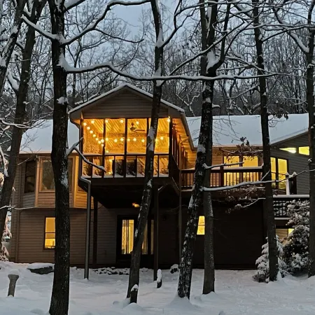 Game Room~Grill~Screen Porch~Fireplace~Top of Mountain~Walk to Most Amenities
