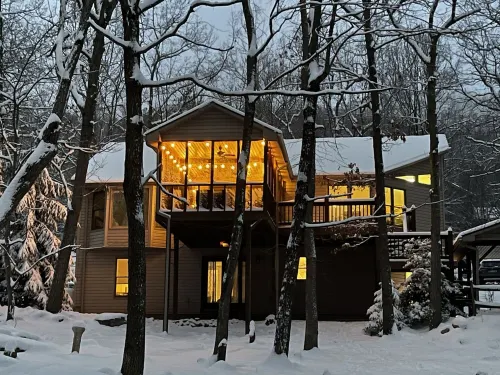 Game Room~Grill~Screen Porch~Fireplace~Top of Mountain~Walk to Most Amenities