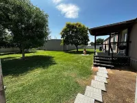 Serene & comfortable Southwestern home in Dalhart for you and your pets… 더 파빌리온 주변 호텔