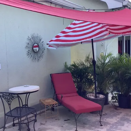 Uptown quiet cottage close to beaches, restaurant & shopping.