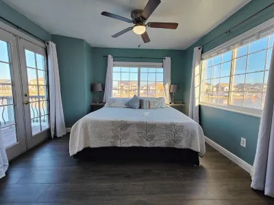 6 Bedroom Lake house with private beach
