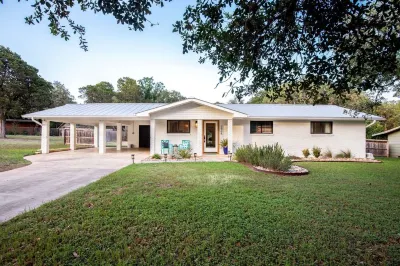Near Historic Gruene + River ⎜ Renovated ⎜ A+ Backyard ⎜ 1 Acre  Lot │ BBQ Grill